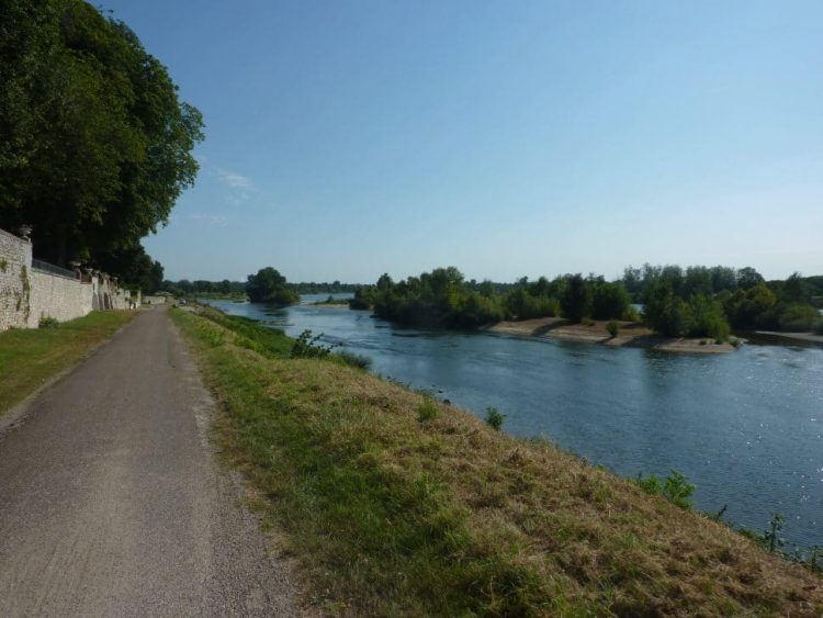 Blick auf den Loire Radweg und rechts die Loire