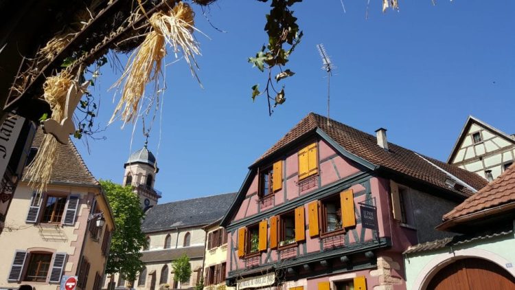 Blick auf Fachwerkhäuser im Elsass