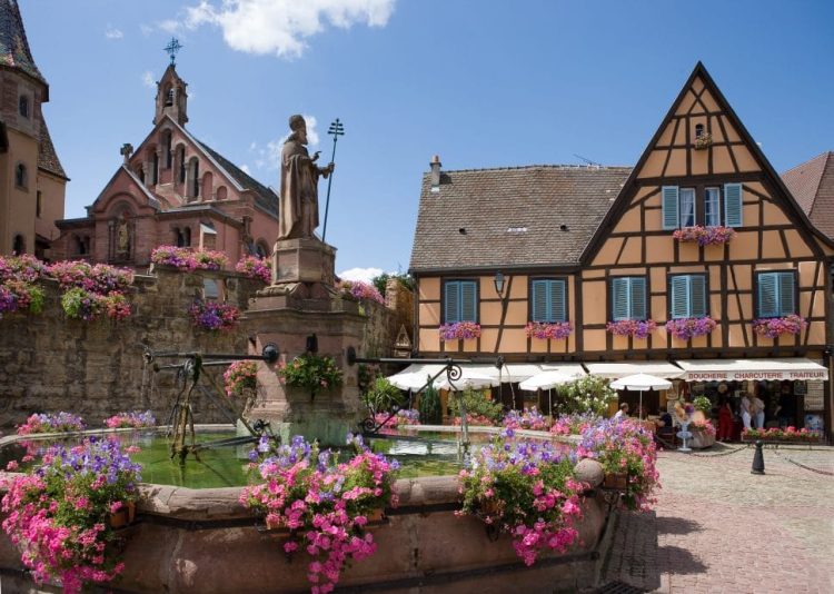 Platz mit Brunnen und Fachwerkhäusern in Eguisheim